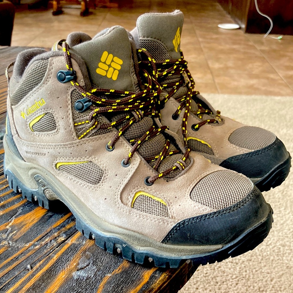 Columbia hiking boots- M- 9.5 (W- 8-8.5). Worn once. No damage/tears. Full tread
